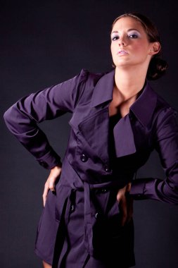 Uzun saçlı güzel moda kızı.