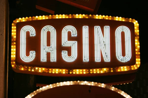 Neon ışıkları kumarhane tabelası