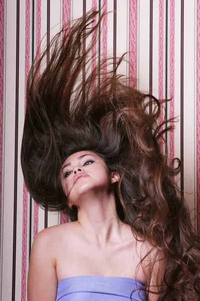 Sexy Mladá Žena Házení Její Vlasy Zpět — Stock fotografie