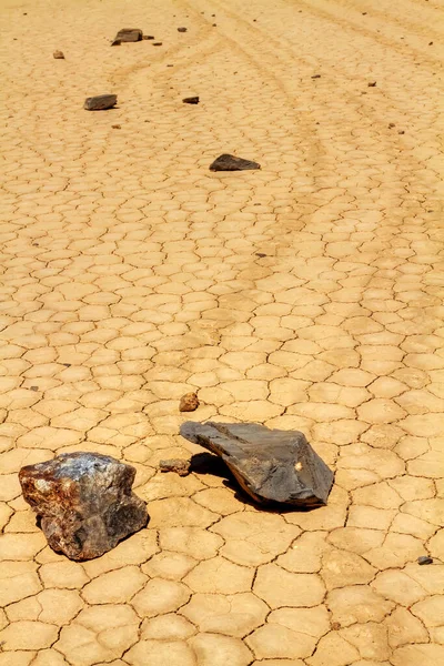 Skały Poruszają Się Pustynnej Ziemi Dolinie Śmierci Kalifornii — Zdjęcie stockowe