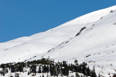 Kar kış boyunca dağ zirvelerini kapladı