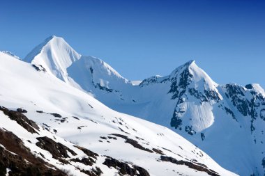 Kar, güzel dağ zirvelerini kapladı
