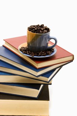 Bir yığın kitap ve bir fincan kahve.