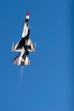 F-16 Thunderbird savaş uçağı uçuş sırasında