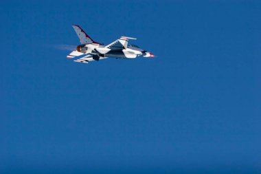 F-16 Thunderbird savaş uçağı uçuş sırasında