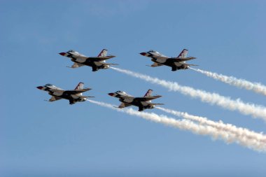 F-16 Thunderbird jetleri formasyon halinde uçuyor.