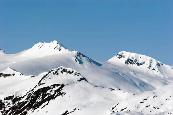 冬は雪に覆われた山の峰 — ストック写真