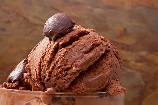 Tatlı Olarak Çikolatalı Dondurma — Stok fotoğraf