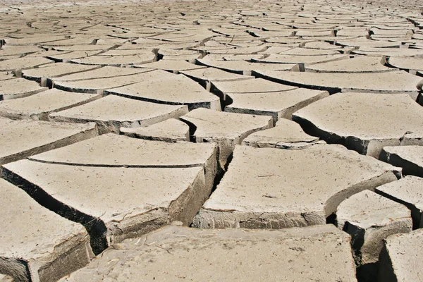 砕いた土の乾燥した湖のベッド — ストック写真