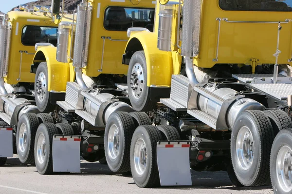 Sarı kamyonlar çekiliyor.