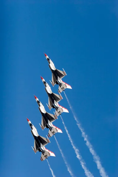 F-16 Thunderbird jetleri formasyon halinde uçuyor.