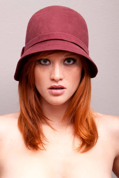 年轻漂亮的女人 戴着一顶帽子 — 图库照片