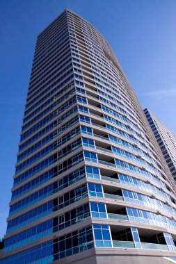 Cam cepheli bir gökdelen.