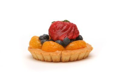 Meyvelerle süslenmiş lezzetli meyveli tart.