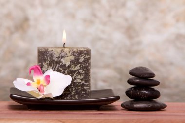 Spa mumu ve dengeli taşlar ile orkide