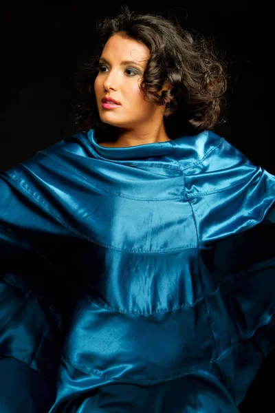 Mulher Hispânica Jovem Vestindo Material Seda Azul — Fotografia de Stock