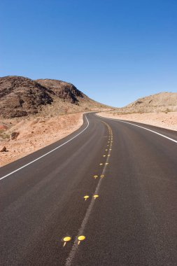 Boş uzun kıvrımlı çöl yolu