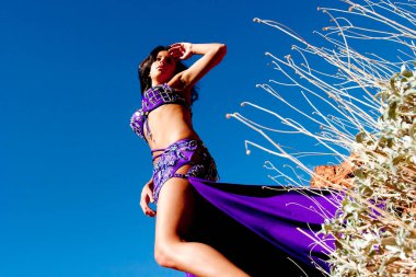 Çölde güzel seksi göbek dansçısı