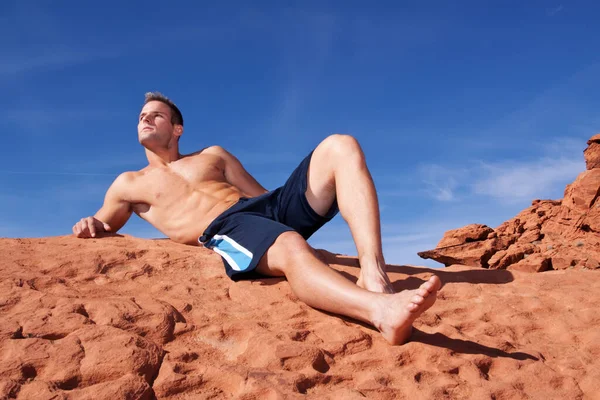 Jeune Homme Sportif Sur Des Rochers Rouges — Photo