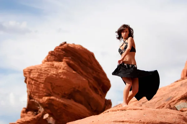 Bela Dançarina Sexy Deserto — Fotografia de Stock