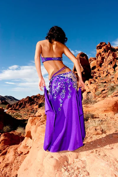 Çölde güzel seksi göbek dansçısı