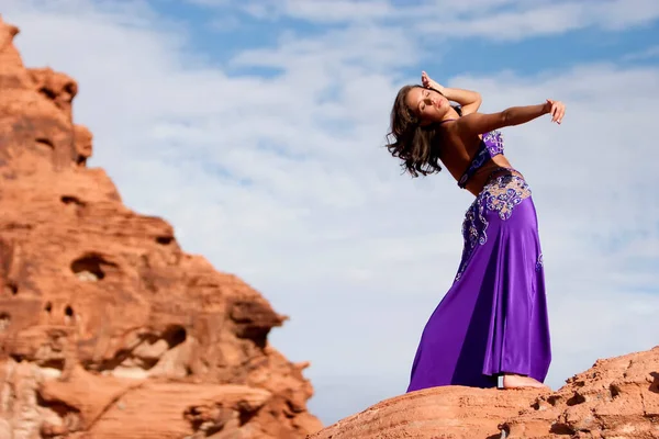 Çölde güzel seksi göbek dansçısı