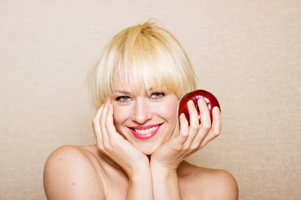 Hermosa Mujer Rubia Sosteniendo Una Manzana Roja —  Fotos de Stock