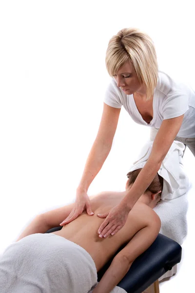 Massagetherapeutin Bei Einer Rückenmassage — Stockfoto