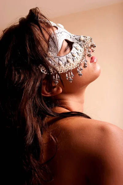 Ładna Brunetka Kobieta Kolorowe Maski — Zdjęcie stockowe