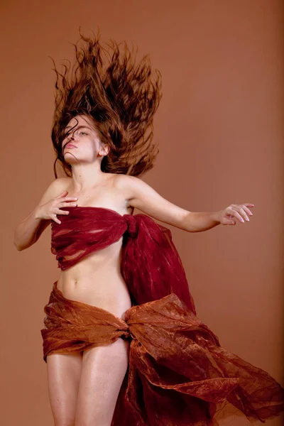 Dość Sexy Kobieta Robi Hairflip — Zdjęcie stockowe