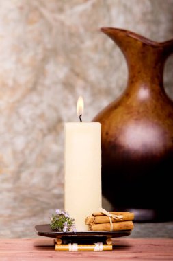 Tarçın çubuklu spa mumu