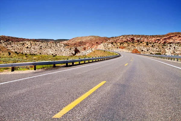 Пустая Дорога Растянувшаяся Пустыне Юта — стоковое фото
