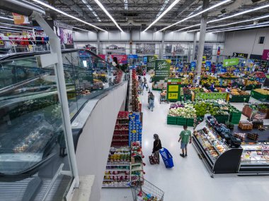 Sao Paulo, Brezilya, Eylül 06, 2021 İnsanlar Sao Paulo 'nun güneyindeki bir süpermarkette dondurulmuş gıda buzdolabından ürün seçiyorlar.