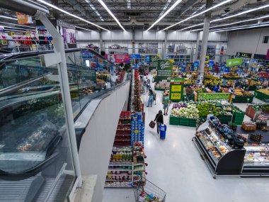 Sao Paulo, Brezilya, Eylül 06, 2021 İnsanlar Sao Paulo 'nun güneyindeki bir süpermarkette dondurulmuş gıda buzdolabından ürün seçiyorlar.