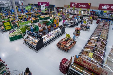 Sao Paulo, Brezilya, Eylül 06, 2021 İnsanlar Sao Paulo 'nun güneyindeki bir süpermarkette dondurulmuş gıda buzdolabından ürün seçiyorlar.