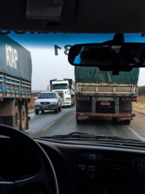 Mato Grosso do Sul, Brezilya, Ekim 01, 2004. Mato Grosso do Sul eyaletindeki bir kamyonun içinden bir otoyol trafiğinin görüntüsü.
