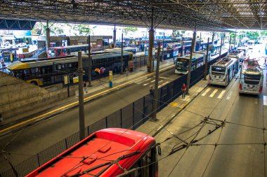 Sao Paulo, Brezilya, 30 Eylül 2014. Sao Paulo 'nun doğu tarafındaki Sao Mateus Otobüs Terminali' nde araç ve yolcular hareket halinde..