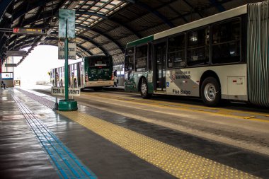 Sao Paulo, Brezilya, 30 Eylül 2014. Sao Paulo 'daki Sacoma Otobüs Terminali' nde araç ve yolcular hareket halinde..
