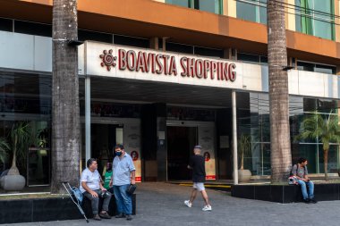Sao Paulo, Brezilya, 26 Ağustos 2021. Sao Paulo 'nun güneyindeki Boa Vista Alışveriş Merkezi girişinde hareketlilik var.