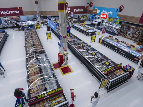 브라질 상파울루 2026 사람들은 파울로 남부의 슈퍼마켓에서 냉장고에 제품을 — 스톡 사진