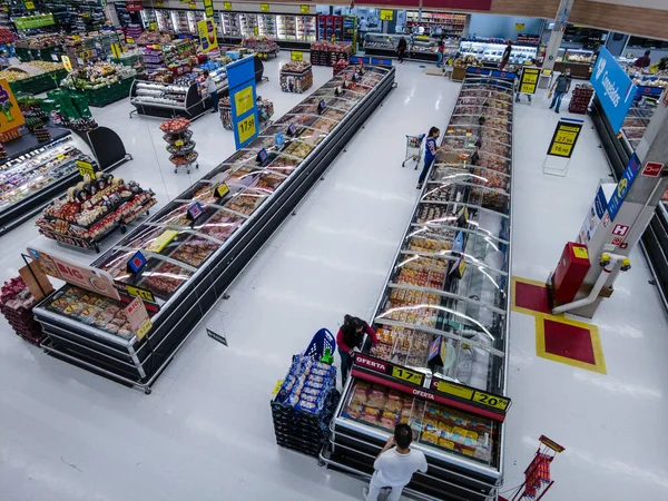 Sao Paulo Brasil Septiembre 2021 Personas Eligen Productos Refrigerador Alimentos — Foto de Stock