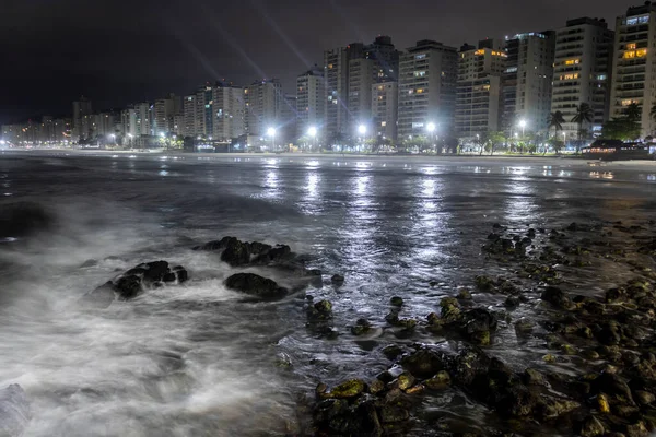 Noční Pohled Mořské Skály Pozadím Pitangueiras Beach Avenue Stoupat Apartmány — Stock fotografie