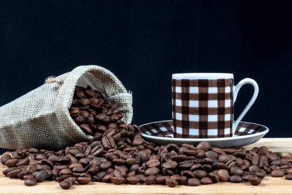 Xícara Café Grãos Café Torrados Pequeno Saco Juta Mesa Madeira — Fotografia de Stock