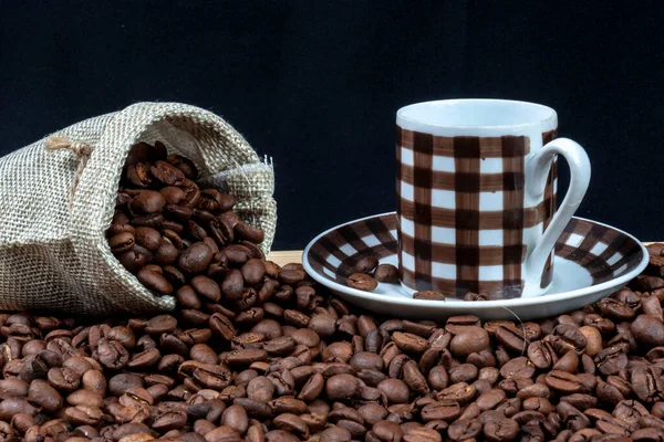 Xícara Café Grãos Café Torrados Pequeno Saco Juta Mesa Madeira — Fotografia de Stock