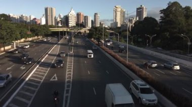 Sao Paulo, Brezilya, 21 Temmuz 2021. Brezilya, Sao Paulo 'nun güney tarafındaki Ibirapuera Parkı yakınlarındaki 23 de Maio Bulvarı' nda trafik var.