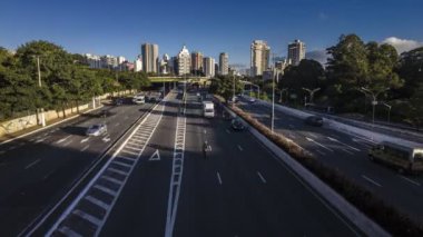 Sao Paulo, Brezilya, 21 Temmuz 2021. Brezilya, Sao Paulo 'nun güney tarafındaki Ibirapuera Parkı yakınlarındaki 23 de Maio Bulvarı' nda trafik var.
