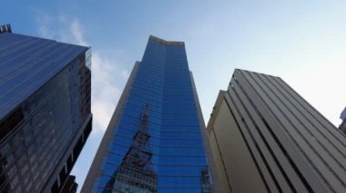 Paulista Bulvarı, Brezilya 'daki modern binalar ve mavi gökyüzü manzarası