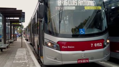 Sao Paulo, Brezilya, 07 Ekim 2021. Sao Paulo şehrinin güneyindeki Adolfo Pinheiro Bulvarı 'nda özel otobüs yolunda araçlar hareket ediyor.