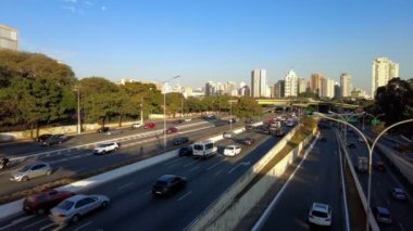 Sao Paulo, Brezilya, 21 Temmuz 2021. Brezilya, Sao Paulo 'nun güney tarafındaki Ibirapuera Parkı yakınlarındaki 23 de Maio Bulvarı' nda trafik var.