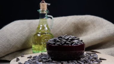 ay çekirdekleri yakın çekim dönüş yavaş çekim ve arka planda yağ bulunan şişe